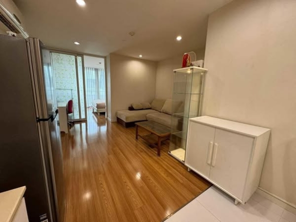bedroom and room interior of Chamchuri Square Residence