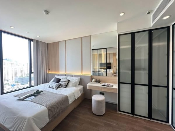bedroom and room interior of MUNIQ Sukhumvit 23