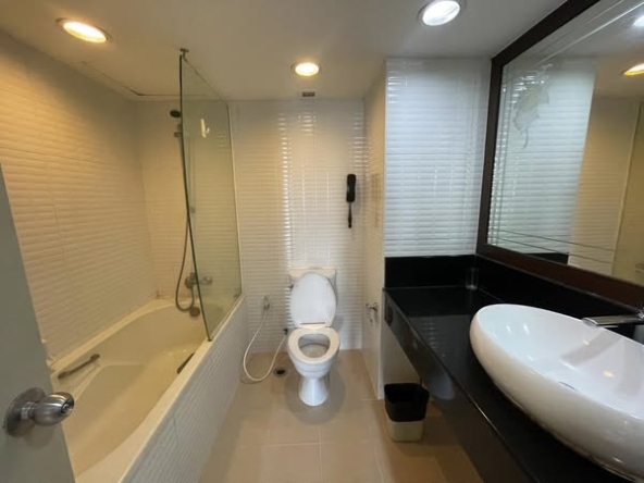 bathroom of Omni Tower Sukhumvit Nana