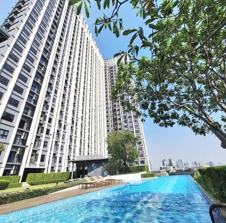 pool of The Key MRT Phetkasem 48