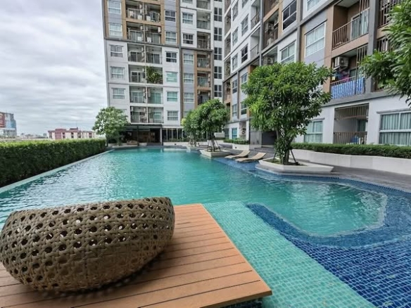 pool of The Trust Condo Ngamwongwan