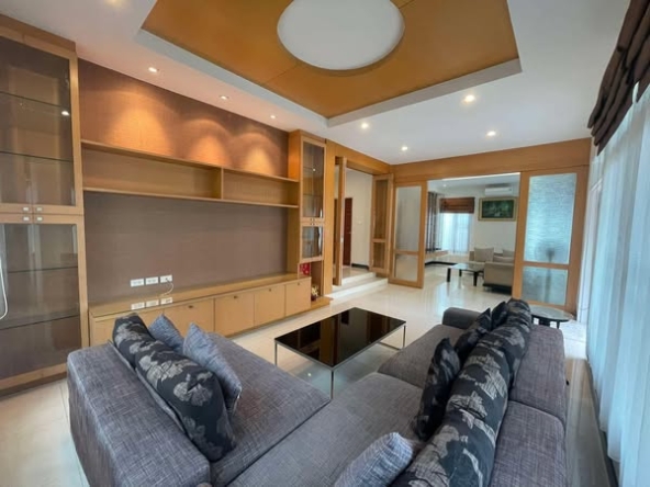 living room and kitchen of หมู่บ้านกลางเมือง รัชดา 36