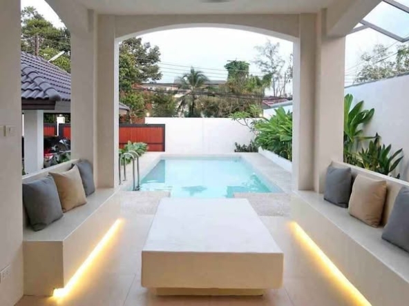 living room and pool of พูลวิลล่ากรุงเทพ Airy Ville Bangkok