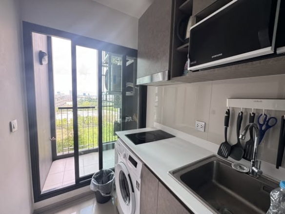 bathroom and kitchen of แอสปาย เอราวัณ ไพร์ม Aspire Erawan Prime