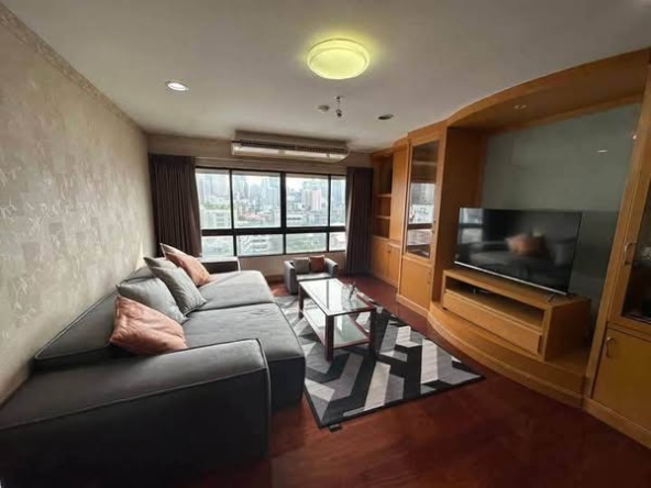 bedroom and living room of Baan Phloen Chit Apartment