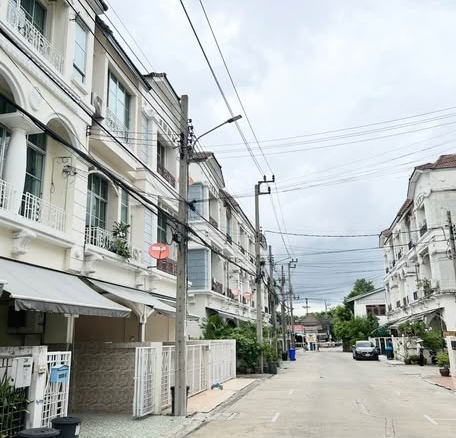 Ban Klang Mueang S-Sense Sathorn-Taksin 2