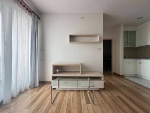 bedroom and room interior of Centric Scene Sukhumvit 64