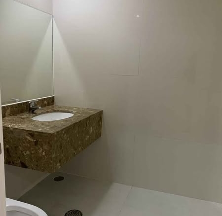 bathroom of Chamchuri Square Residence