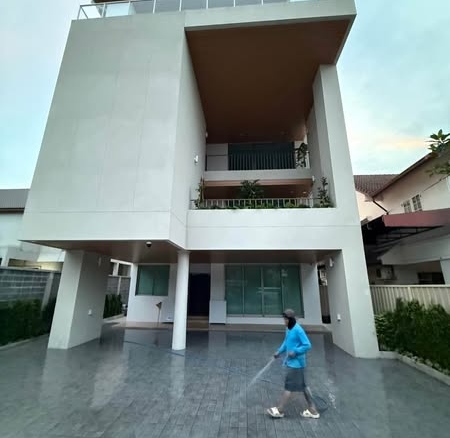 D-HOUSE