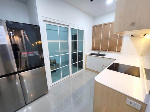 room interior and kitchen of Golden Neo, Sukhumvit LaSalle