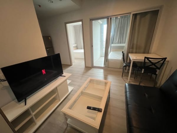living room of Ideo Charan 70 – Riverview