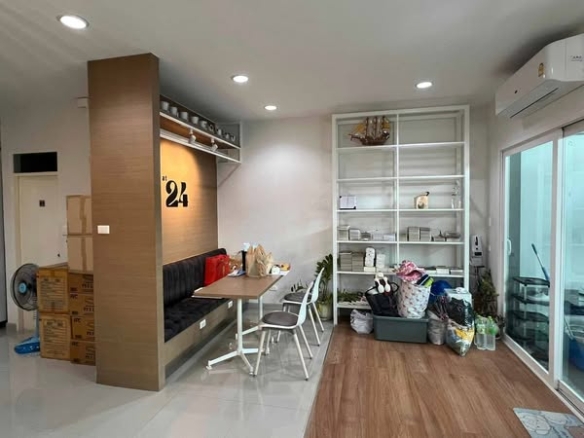 living room and room interior of ชวนชื่น โมดัส วิภาวดี