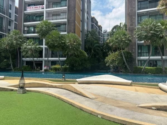 pool of Metro Luxe Riverfront Rattanathibet