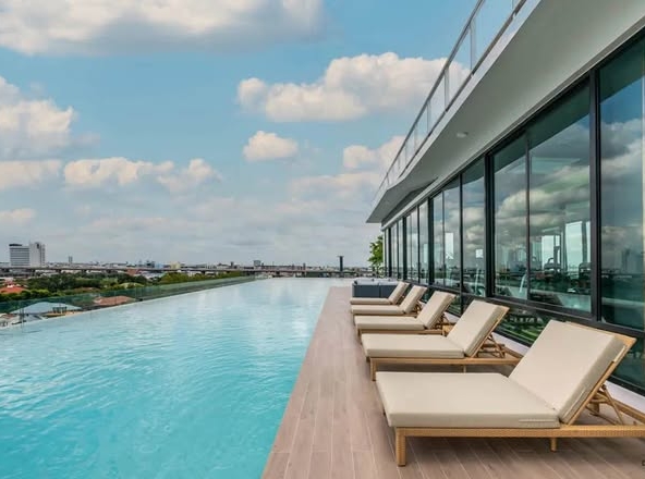 pool of นิช โมโน เมกะ สเปซ บางนา (Niche MONO Mega Space Bang Na)