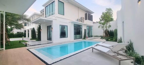 pool of Perfect Masterpiece Sukhumvit 77