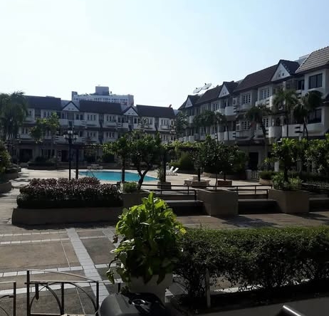pool of Regent 71 Place