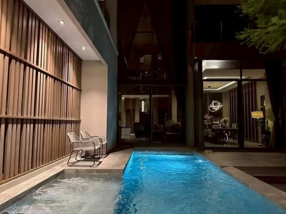 pool and room interior of เดอะ เจนทริ วิภาวดี (The Gentry Vibhavadi)