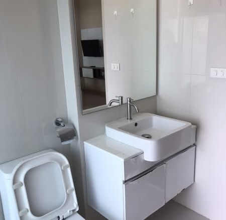 bathroom of The Hotel Serviced Condo เดอะโฮเทล คอนโด
