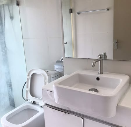 bathroom of The Hotel Serviced Condo เดอะโฮเทล คอนโด