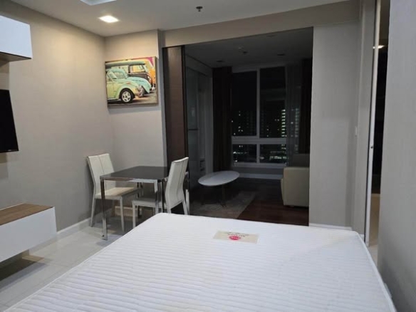 bedroom of The Metropolis Samrong