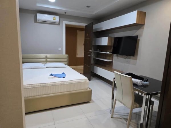 bedroom of The Metropolis Samrong