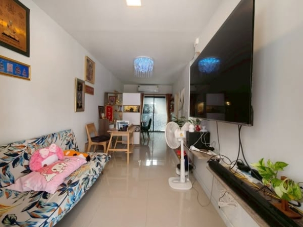 bedroom and living room of The Thamm Iconic Onnut - Motorway