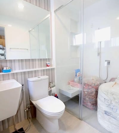 room interior and bathroom of มัณฑนา 2 บางนา กม 7