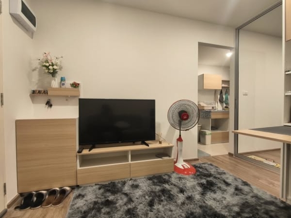 bedroom and living room of สำนักงานขาย เสนาคิทท์ ศรีนครินทร์ – ศรีด่าน