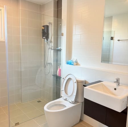 bathroom of เซนโทร ประชาอุทิศ 90 Centro Prachauthit 90