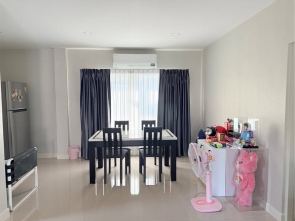 living room of เซนโทร ประชาอุทิศ 90 Centro Prachauthit 90