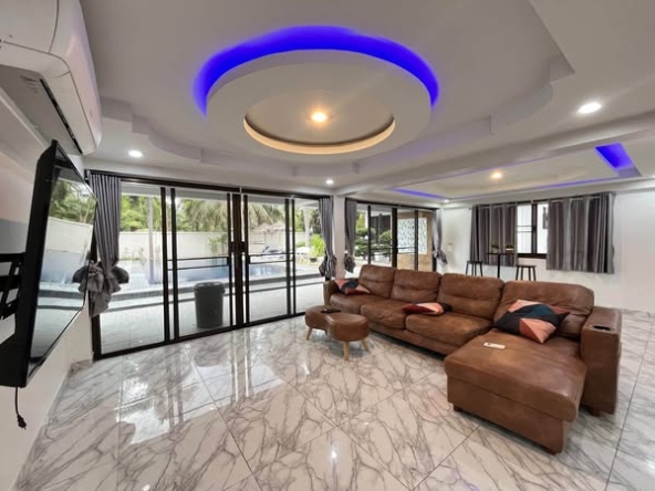 living room of พูลวิลล่ากรุงเทพ Airy Ville Bangkok
