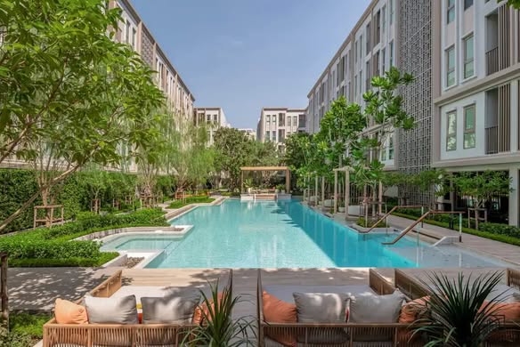 pool of Aspire Pinklao - Arunammarin