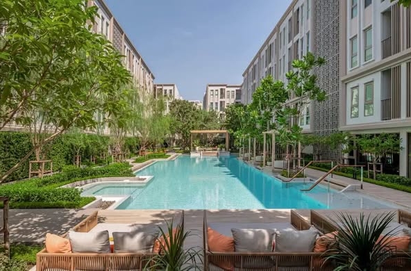 pool of Aspire Pinklao - Arunammarin