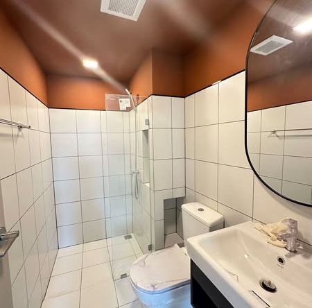 bathroom of Chapter One All Ramintra