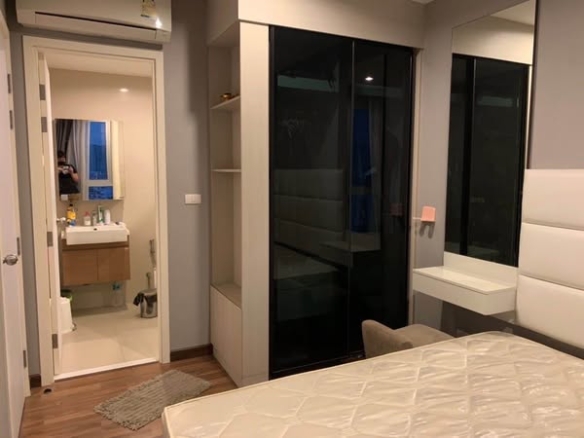 bedroom and room interior of Chewathai Interchange