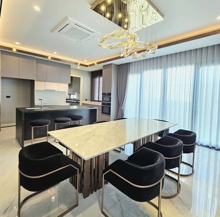 kitchen of Cinq Royal Krungthep Kreetha