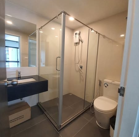 room interior and bathroom of DOLCE LA SALLE