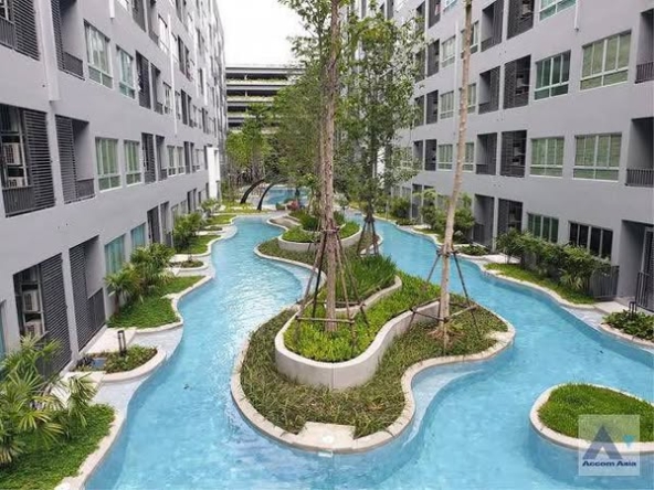 pool of Elio Del Moss Phaholyothin