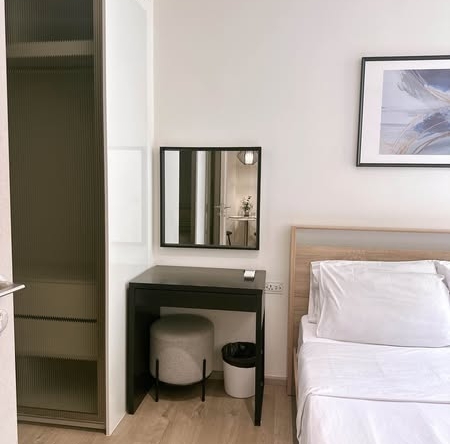 bedroom and room interior of Fynn Asoke