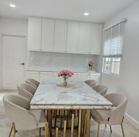 room interior and kitchen of Golden Neo, Sukhumvit LaSalle