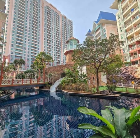 pool of Grande Caribbean Condo