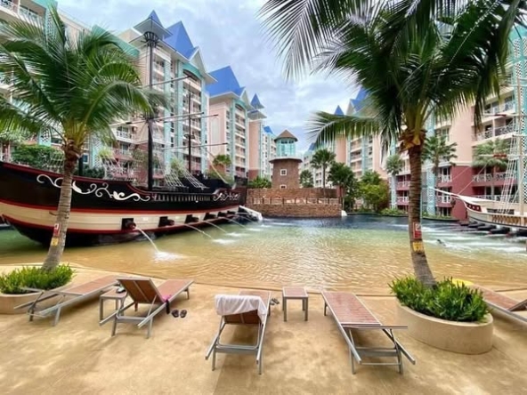 pool of Grande Caribbean Condo