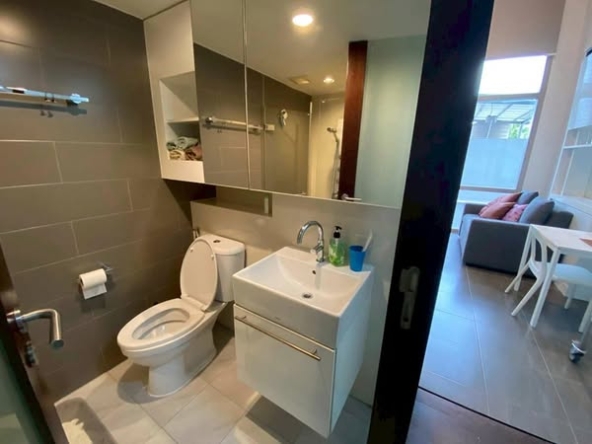 room interior and bathroom of Ideo Morph 38