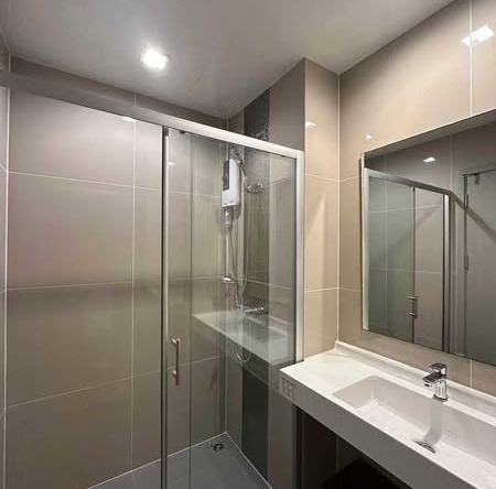 room interior and bathroom of Ideo New Rama 9
