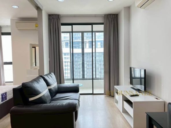 bedroom and living room of Ideo Q Ratchathewi