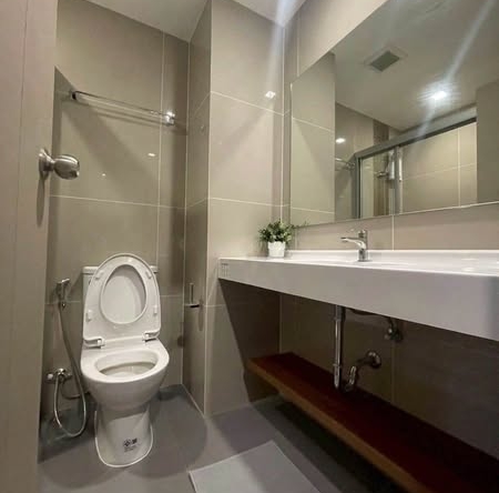 bathroom of IDEO Rama9 – Asoke