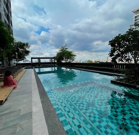 pool of Ideo Sathon-Tha Phra