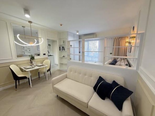 living room of Iris Avenue