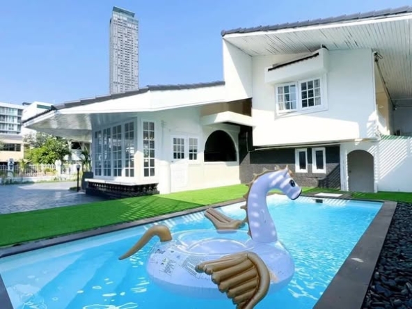 pool of Kashikiri Onsen and Spa Sukhumvit 49
