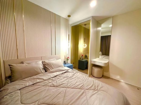 bedroom and bathroom of Life Asoke Hype